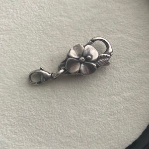 Trollbead bracelet clasp, large flower